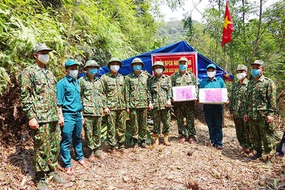 Lãnh đạo Bộ Chỉ huy BĐBP tỉnh tặng quà động viên cán bộ, chiến sĩ tại các chốt kiểm soát dịch ở biên giới.