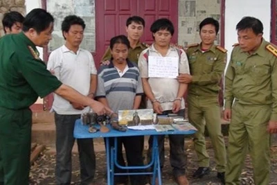 Các đối tượng cùng tang vật được giao cho Công an Lào tiếp tục mở rộng điều tra. (Ảnh: giaoduc.net.vn)