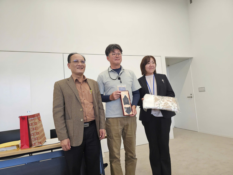 Đại diện Đoàn tặng quà lưu niệm cho các bộ lãnh đạo xã Kawaba (tỉnh Gunma). lang-kawaba.jpg