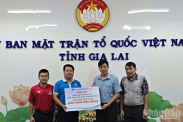 Đại diện Trường đại học Mở Thành phố Hồ Chí Minh trao bảng ủng hộ 100 triệu đồng tỉnh Gia Lai.