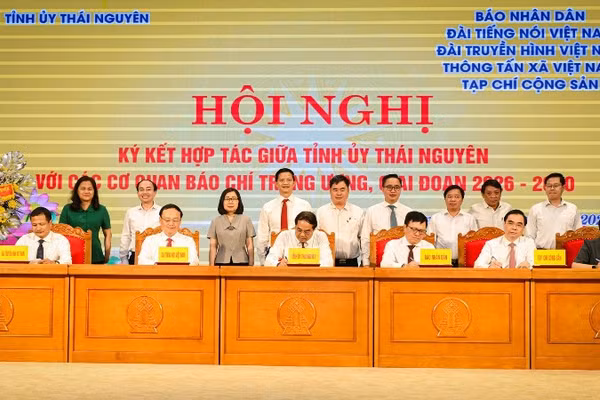 Tỉnh ủy Thái Nguyên và lãnh đạo các cơ quan thông tấn, báo chí Trung ương ký kết chương trình phối hợp. (Ảnh: BẢO LONG)