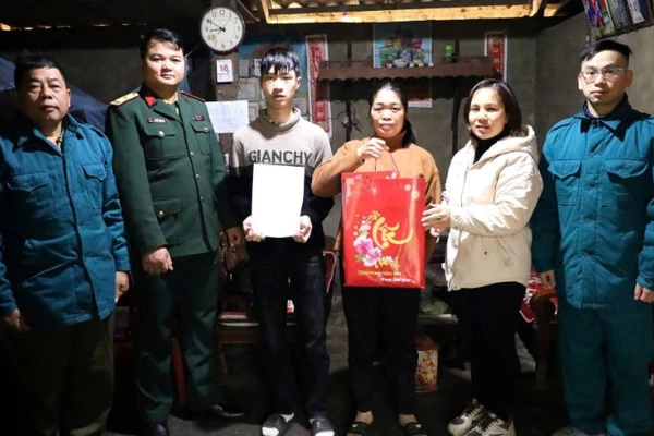 Ban Chỉ huy quân sự xã Hiệp Lực tặng quà Tết và trao lệnh nhập ngũ cho thanh niên. (Ảnh: DUY ĐỨC)