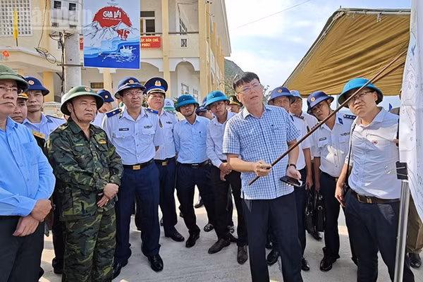 Các đại biểu nghe báo cáo về phương án quy hoạch đơn vị Cảnh sát biển tại xã đảo Nhơn Châu.