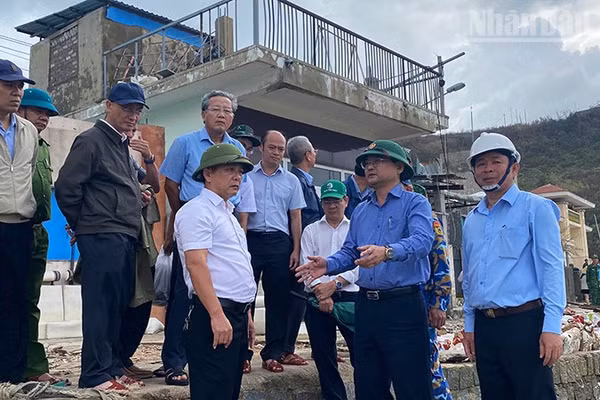 Lãnh đạo tỉnh Gia Lai và phường Quy Nhơn kiểm tra công tác khắc phục bão lũ năm 2025 tại khu phố 9 (Ảnh: Hải Minh)