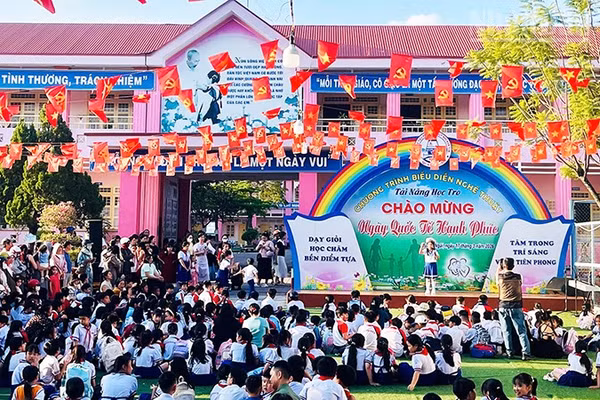 Đông đảo phụ huynh, học sinh tham gia chương trình.