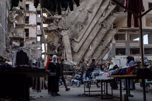 Người dân tại một khu chợ ở Gaza, ngày 15/1/2026. (Ảnh: THX/TTXVN)