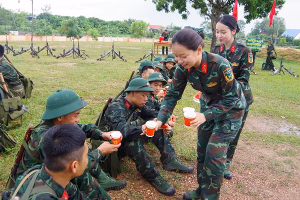 Hội viên phụ nữ Trường Quân sự Quân khu I tiếp nước cho học viên trong giờ giải lao. (Ảnh: LÊ TUẤN)
