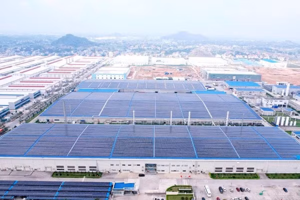 Hệ thống điện mặt trời mái nhà tại Công ty Trách nhiệm hữu hạn Phát triển năng lượng Trina Solar trong Khu công nghiệp Yên Bình. (Ảnh: HƯƠNG LAN)