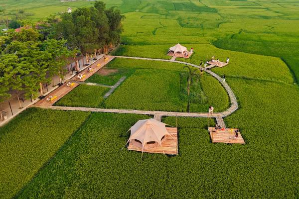 Điểm du lịch được thiết kế mộc mạc, hài hòa với thiên nhiên xanh mát chung quanh.