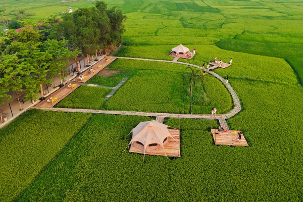 Điểm du lịch được thiết kế mộc mạc, hài hòa với thiên nhiên xanh mát chung quanh.