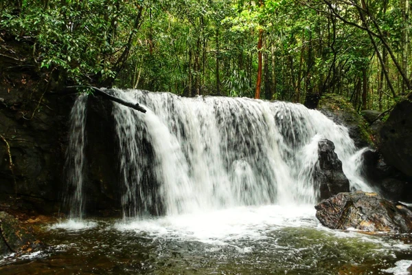 Một dòng thác trên dòng Suối Tranh với cảnh sắc thiên nhiên hữu tình.
