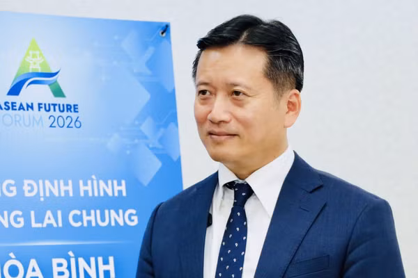Tiến sĩ Nguyễn Hùng Sơn, Giám đốc Học viện Ngoại giao trả lời phỏng vấn báo chí về các nội dung liên quan đến Diễn đàn Tương lai ASEAN 2026. (Ảnh: TTXVN)