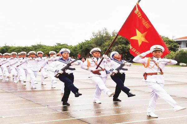 Chắc tay súng, với quyết tâm “còn người còn đảo”.