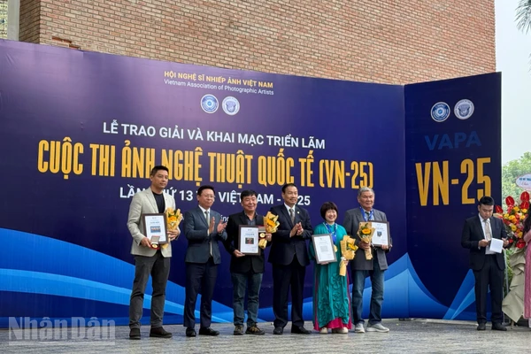 Bốn tác giả được trao Huy chương Vàng tại Lễ trao giải.