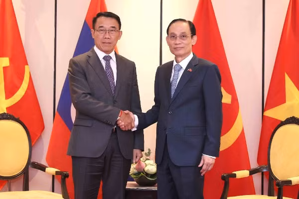 Đồng chí Lê Hoài Trung, Ủy viên Bộ Chính trị, Bộ trưởng Ngoại giao Lê Hoài Trung tiếp đồng chí Bounleua Phandanouvong, Ủy viên Trung ương Đảng, Trưởng Ban Đối ngoại Trung ương Đảng Nhân dân Cách mạng Lào. (Ảnh: TTXVN)