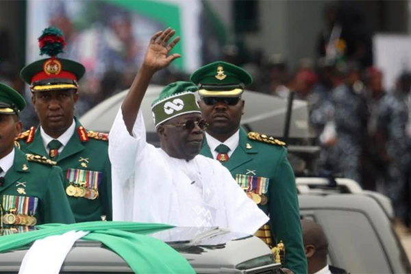 Tổng thống Nigeria Bola Tinubu (áo trắng). (Ảnh: Tân Hoa Xã)