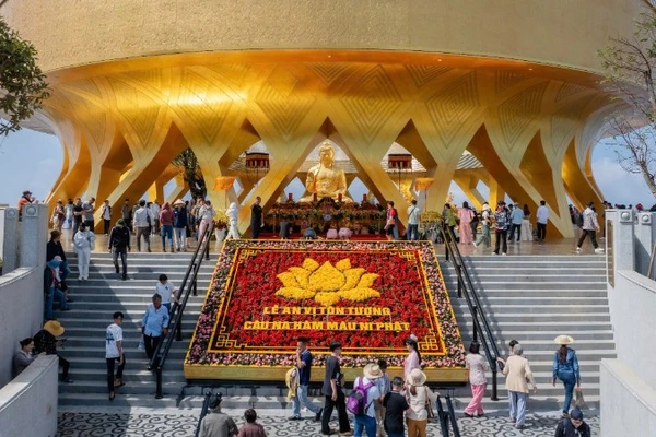 Du khách chiêm bái tượng Phật dịp đầu năm.