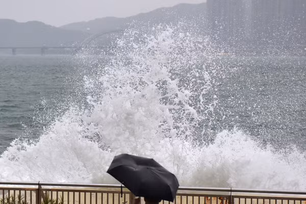 Sóng lớn xô vào bờ biển khi siêu bão Ragasa đổ bộ vào Hong Kong (Trung Quốc), ngày 23/9/2025. (Ảnh: THX/TTXVN)