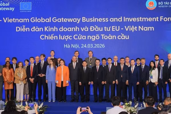 Phó Thủ tướng Hồ Đức Phớc và Cao ủy EU phụ trách quan hệ đối tác quốc tế Jozef Sikela và các đại biểu tham dự Diễn đàn. (Ảnh: TTXVN)