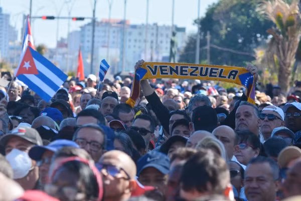 Người dân Cuba dâng cao khẩu hiệu ủng hộ Venezuela. (Ảnh: TTXVN)