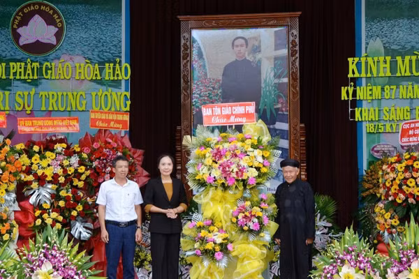 Đại diện Ban Tôn giáo Chính phủ tặng lẵng hoa chúc mừng đại lễ.