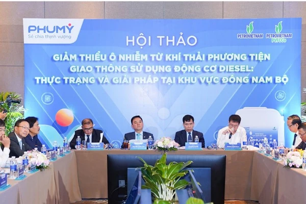 Các đại biểu tham dự hội thảo.