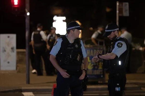 Cảnh sát làm nhiệm vụ tại hiện trường vụ xả súng trên bãi biển Bondi, Australia, ngày 14/12/2025. (Ảnh: THX/TTXVN)