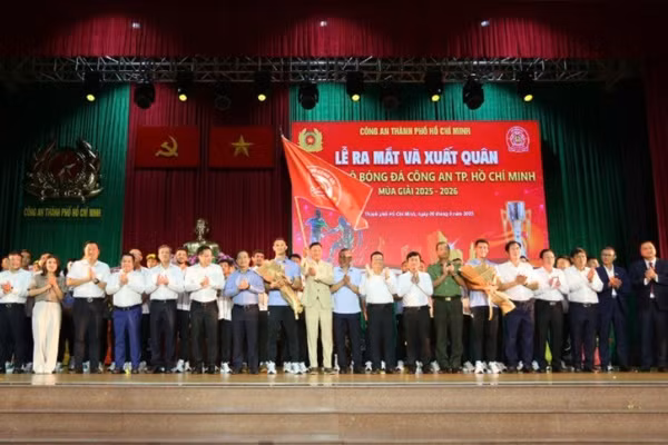 Ban lãnh đạo, ban huấn luyện, cầu thủ Câu lạc bộ Bóng đá Công an Thành phố Hồ Chí Minh ra mắt người dân thành phố.