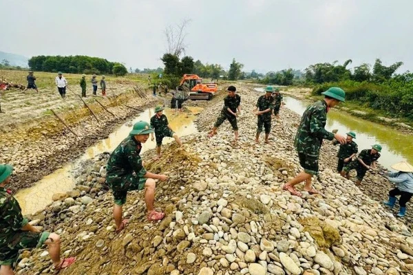 Cán bộ, chiến sĩ Trung đoàn 832 giúp dân gia cố, ngăn sạt lở bờ suối Cái, xã Đại Từ. (Ảnh: DUY ĐỨC)