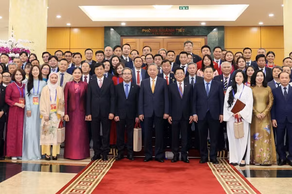 Tổng Bí thư Tô Lâm gặp mặt Đoàn kiều bào tiêu biểu tham dự Chương trình Xuân Quê hương 2026, tại Hà Nội, ngày 8/2/2026. (Ảnh: TTXVN)