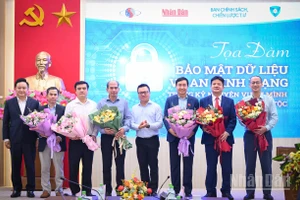 Đồng chí Lê Quốc Minh, Ủy viên Ban Chấp hành Trung ương Đảng, Tổng Biên tập Báo Nhân Dân, Phó trưởng Ban Tuyên giáo và Dân vận Trung ương, Chủ tịch Hội Nhà báo Việt Nam tặng hoa các diễn giả của buổi tọa đàm. Ảnh: THÀNH ĐẠT