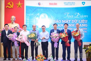 Đồng chí Lê Quốc Minh, Ủy viên Ban Chấp hành Trung ương Đảng, Tổng Biên tập Báo Nhân Dân, Phó trưởng Ban Tuyên giáo và Dân vận Trung ương, Chủ tịch Hội Nhà báo Việt Nam tặng hoa các diễn giả của buổi tọa đàm. Ảnh: THÀNH ĐẠT