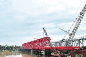 Cùng với cầu đường bộ, cầu đường sắt cạnh cầu Đuống (cũ) đang được triển khai. (Ảnh: Hoàng Mai)