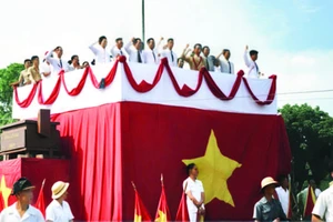 Thời khắc lịch sử Chủ tịch Hồ Chí Minh đọc Tuyên ngôn Độc lập ngày 2/9/1945, ảnh tô mầu Viên Hồng Quang thực hiện từ ảnh tư liệu gốc. 