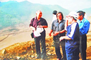 Tác giả với Phó Thủ tướng Ngô Xuân Lộc và Anh hùng Trần Thọ Chữ trên công trường thủy điện sông Đà. 