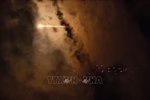 Vệt tên lửa trên bầu trời Jerusalem khi vật thể bay hướng về miền Trung Israel, ngày 27/3/2026. Ảnh: THX/TTXVN