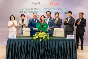 Ông Huỳnh Văn Pháp - Phó Tổng Giám đốc AgriS và ông Shin Juback - Tổng giám đốc LOTTE MART trao biên bản ký kết hợp tác