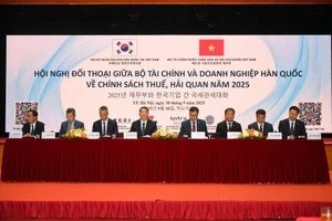 Lãnh đạo Bộ Tài chính, Đại sứ Hàn Quốc và các đại biểu Hàn Quốc cùng đại diện lãnh đạo các đơn vị thuộc Bộ Tài chính Việt Nam tại bàn chủ trì hội nghị