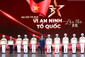 Thủ tướng Phạm Minh Chính trao danh hiệu Anh hùng lực lượng vũ trang và Huân chương Quân công.