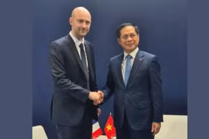 Phó Thủ tướng Chính phủ, Bộ trưởng Ngoại giao Bùi Thanh Sơn và Bộ trưởng Châu Âu và Ngoại giao Pháp Jean Noel Barrot.