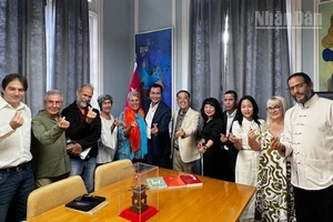 Đoàn công tác của Cục Xuất bản, In và Phát hành sách, Bộ Văn hóa, Thể thao và Du lịch cùng đại diện Ban Chấp hành Hội Nhà văn Việt Nam đã tới thăm và làm việc tại trụ sở Hội Liên hiệp nhà văn và nghệ sĩ Cuba (UNEAC) tại thủ đô La Havana.