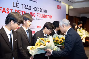 Ông Noriaki Koyama chúc mừng các em học sinh ưu tú đã nhận được học bổng của Quỹ Fast Retailing.