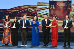 Đồng chí Võ Thị Ánh Xuân, Ủy viên Trung ương Đảng, Phó Chủ tịch nước Cộng hòa xã hội chủ nghĩa Việt Nam trao các giải thưởng năm Giải thưởng Human Act Prize 2025.