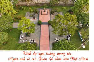 Học sinh quây quần trò chuyện dưới tán cây, hướng về tượng đài của Đại tướng Võ Nguyên Giáp trong khuôn viên trường.