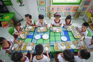 Nhiều trường học đã triển khai Mô hình điểm về bữa ăn học đường giúp cải thiện tình trạng dinh dưỡng cho học sinh.
