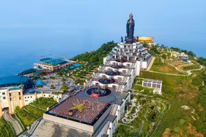 Ngay trong ngày đầu tiên của kỳ nghỉ lễ 30/4-1/5, núi Bà Đen đã đón hàng nghìn lượt khách đến tham quan.