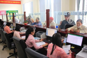 Người dân làm thủ tục tại Trung tâm Phục vụ hành chính công phường Đồng Thuận, tỉnh Quảng Trị. (Ảnh: HIẾU MINH)