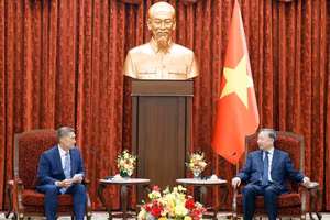 Tổng Bí thư, Chủ tịch nước Tô Lâm tiếp Quyền Bộ trưởng Bộ Hải quân Hoa Kỳ Hùng Cao. Ảnh: TTXVN.
