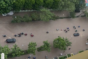 Đường Hoàng Minh Giám ngập úng, các phương tiện di chuyển khó khăn.