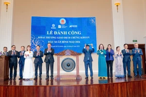 Lễ đánh cồng khai trương giao dịch chứng khoán xuân Bính Ngọ.